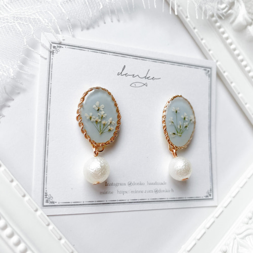 シュガーパールとドライフラワーの清楚なピアス／イヤリング（くすみ  