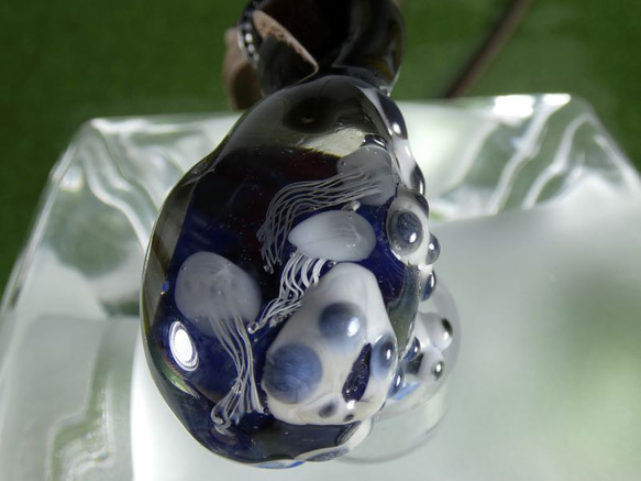 へばり付き蛸ＮＯ.1（ガラス、トンボ玉、蛸、一点物、ペンダント） 10枚目の画像