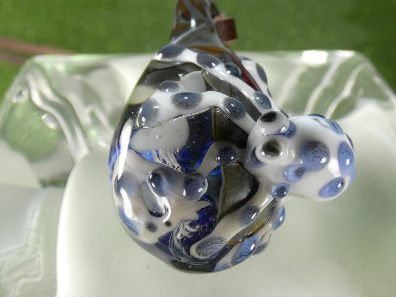 へばり付き蛸ＮＯ.1（ガラス、トンボ玉、蛸、一点物、ペンダント）