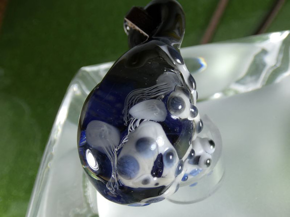 へばり付き蛸ＮＯ.1（ガラス、トンボ玉、蛸、一点物、ペンダント） 6枚目の画像