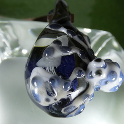 へばり付き蛸ＮＯ.1（ガラス、トンボ玉、蛸、一点物、ペンダント） 3枚目の画像