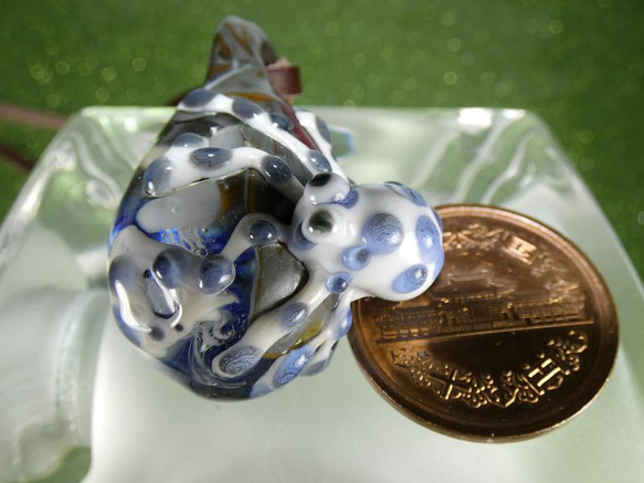 へばり付き蛸ＮＯ.1（ガラス、トンボ玉、蛸、一点物、ペンダント） 7枚目の画像