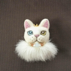 羊毛フェルト　白猫ブローチ（オッドアイ&ホワイトファー） 1枚目の画像