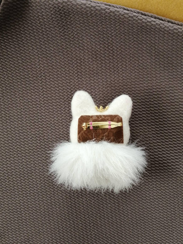 羊毛フェルト　白猫ブローチ（オッドアイ&ホワイトファー） 2枚目の画像