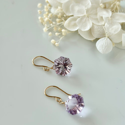 桜ふわり ピンクマザーオブパールのアシンメトリーロングピアス