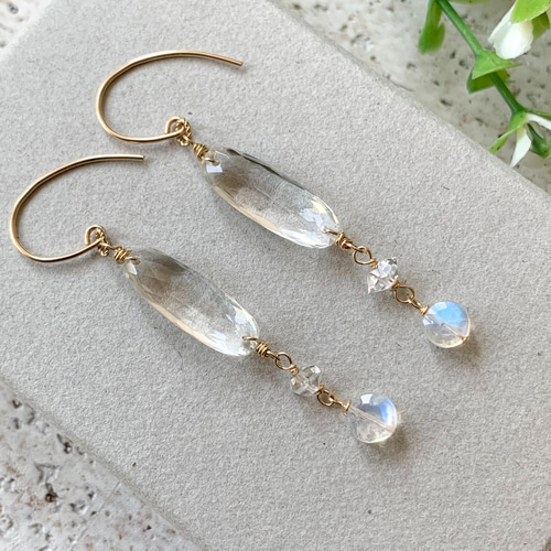 14kgf*クリスタルとレインボームーンストーンのクリアピアス