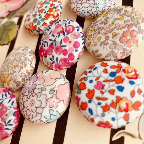 新作リバティ＊くるみボタンのヘアゴム【ティルティル:イエロー】 雑貨