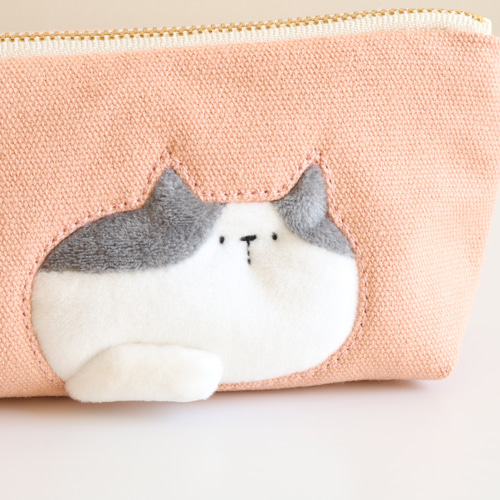 ペンケースで一休みする猫のペンケース(グレー×白猫 サーモン
