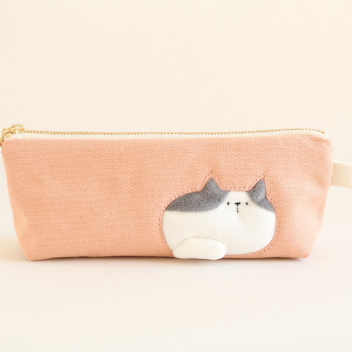 ペンケースで一休みする猫のペンケース(グレー×白猫 サーモンピンク  