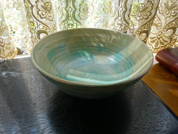 光沢トルコ青釉の茶碗・大 2枚目の画像