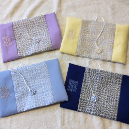 帯も栞もかわいいブックカバー（バラのビーズ刺繍の重り付