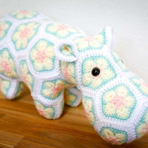 手作りのかぎ針編みのカバさん アフリカンモチーフ かぎ針動物