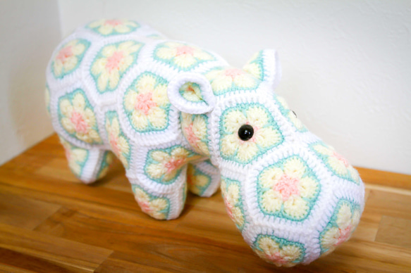 手作りのかぎ針編みのカバさん アフリカンモチーフ かぎ針動物