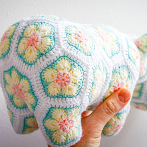 手作りのかぎ針編みのカバさん アフリカンモチーフ かぎ針動物