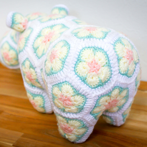 手作りのかぎ針編みのカバさん アフリカンモチーフ かぎ針動物