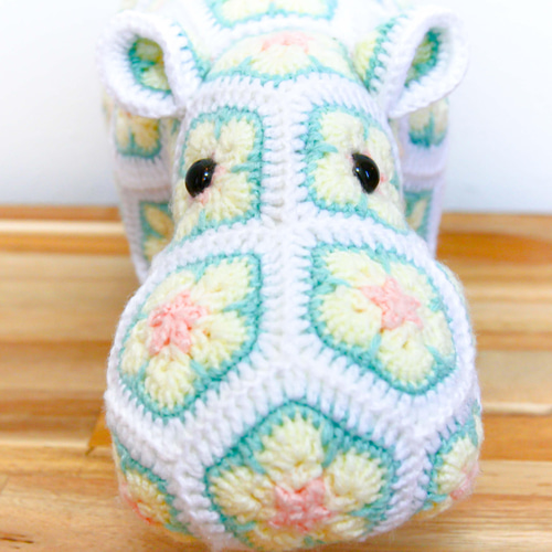 手作りのかぎ針編みのカバさん アフリカンモチーフ かぎ針動物