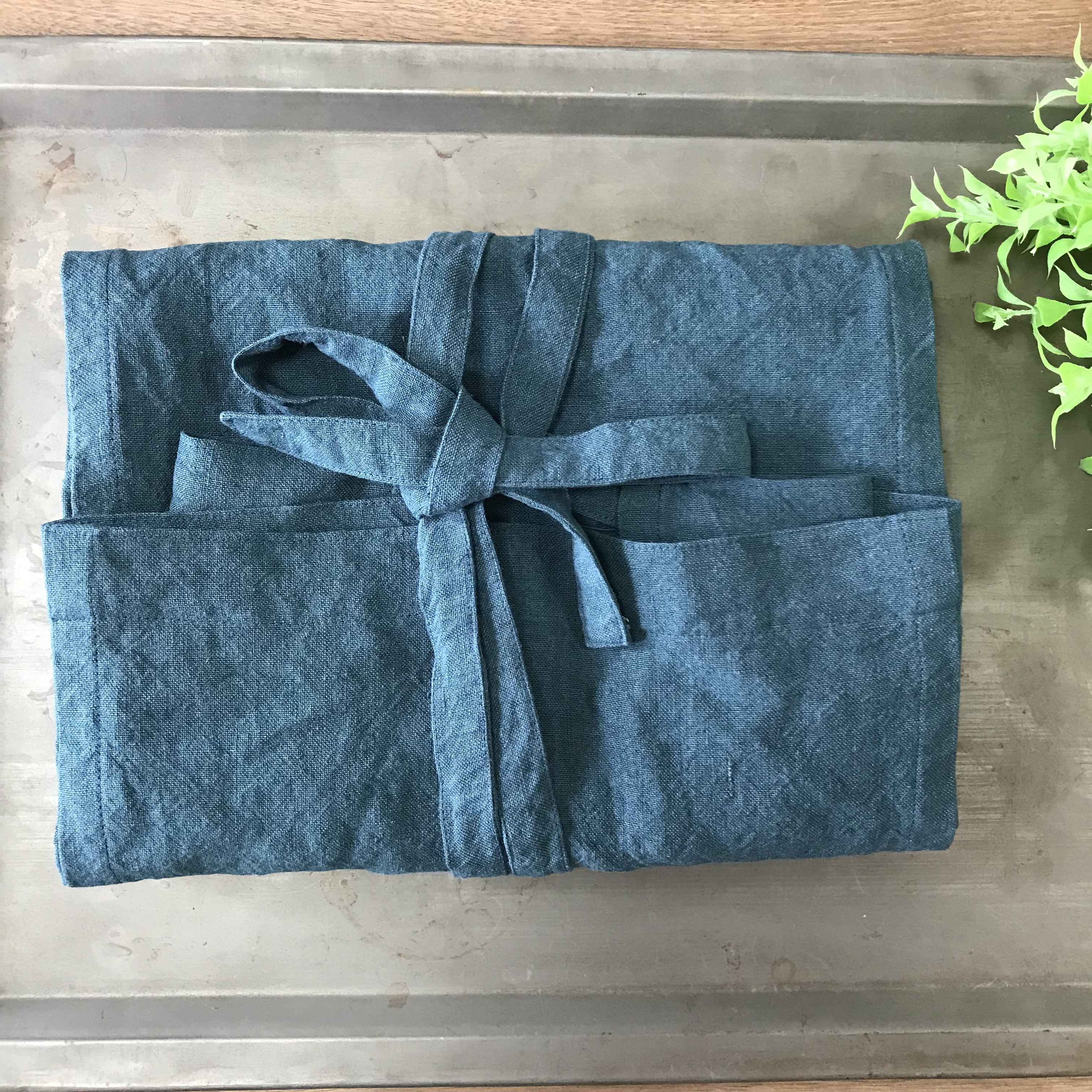 洗いこまれた自然な風合いのソムリエエプロン　ベルギーリネン　ブルーグリーン　２５番手