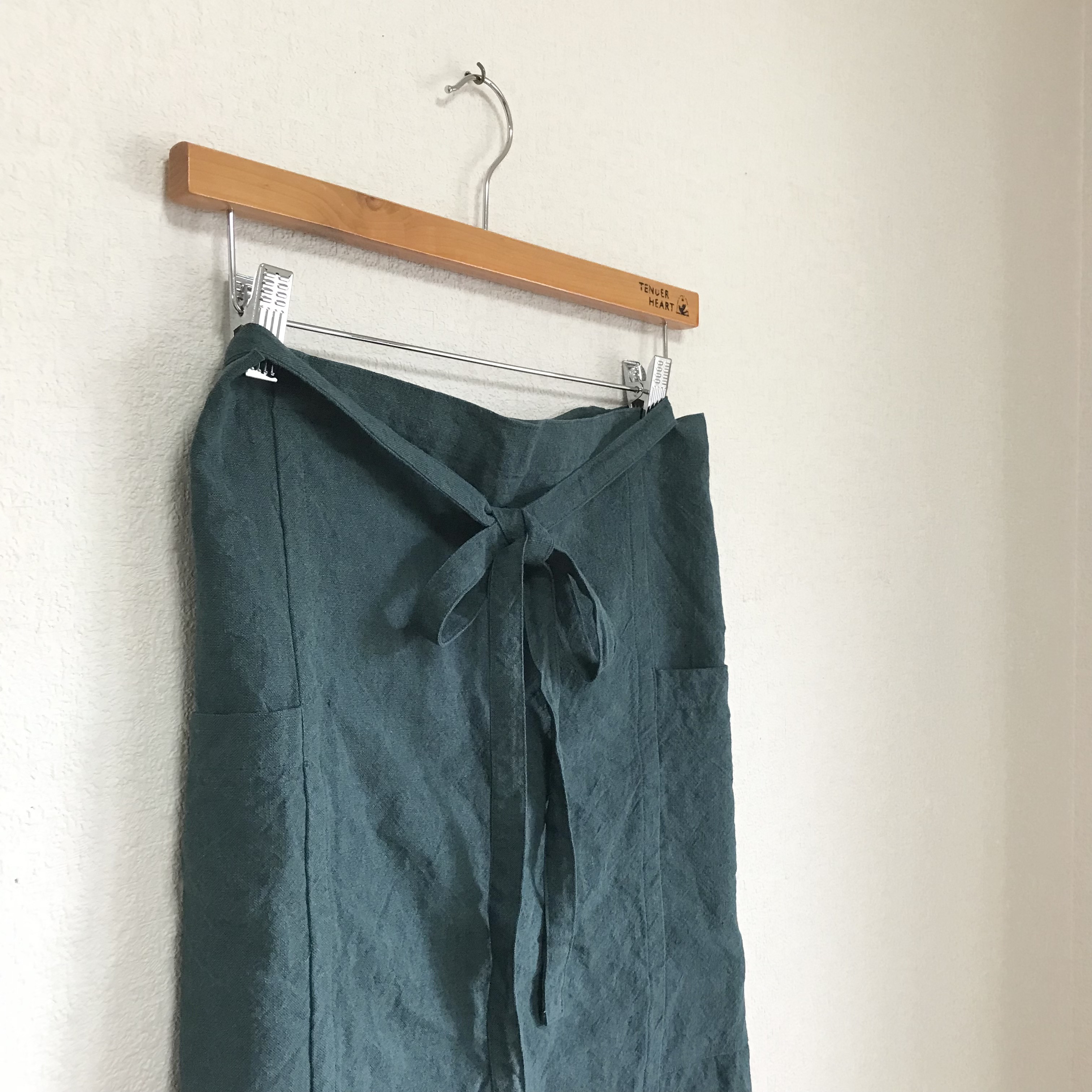 洗いこまれた自然な風合いのソムリエエプロン　ベルギーリネン　ブルーグリーン　２５番手