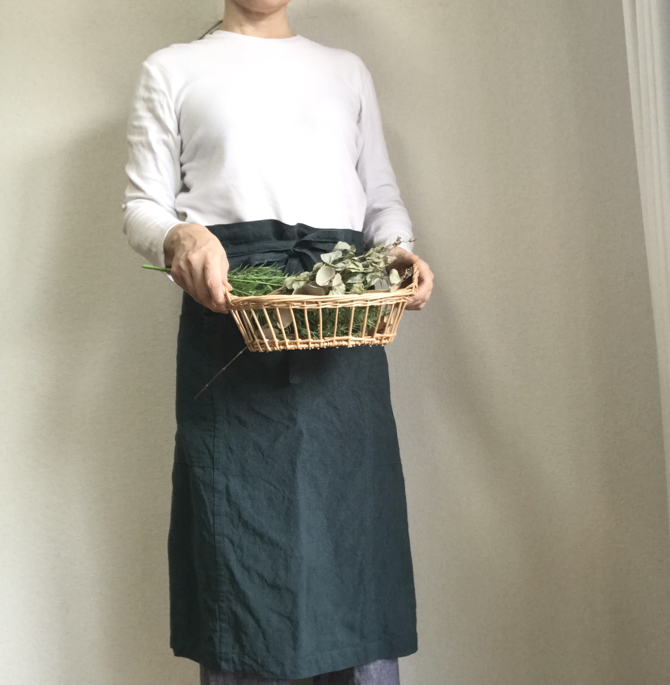 洗いこまれた自然な風合いのソムリエエプロン　ベルギーリネン　ブルーグリーン　２５番手