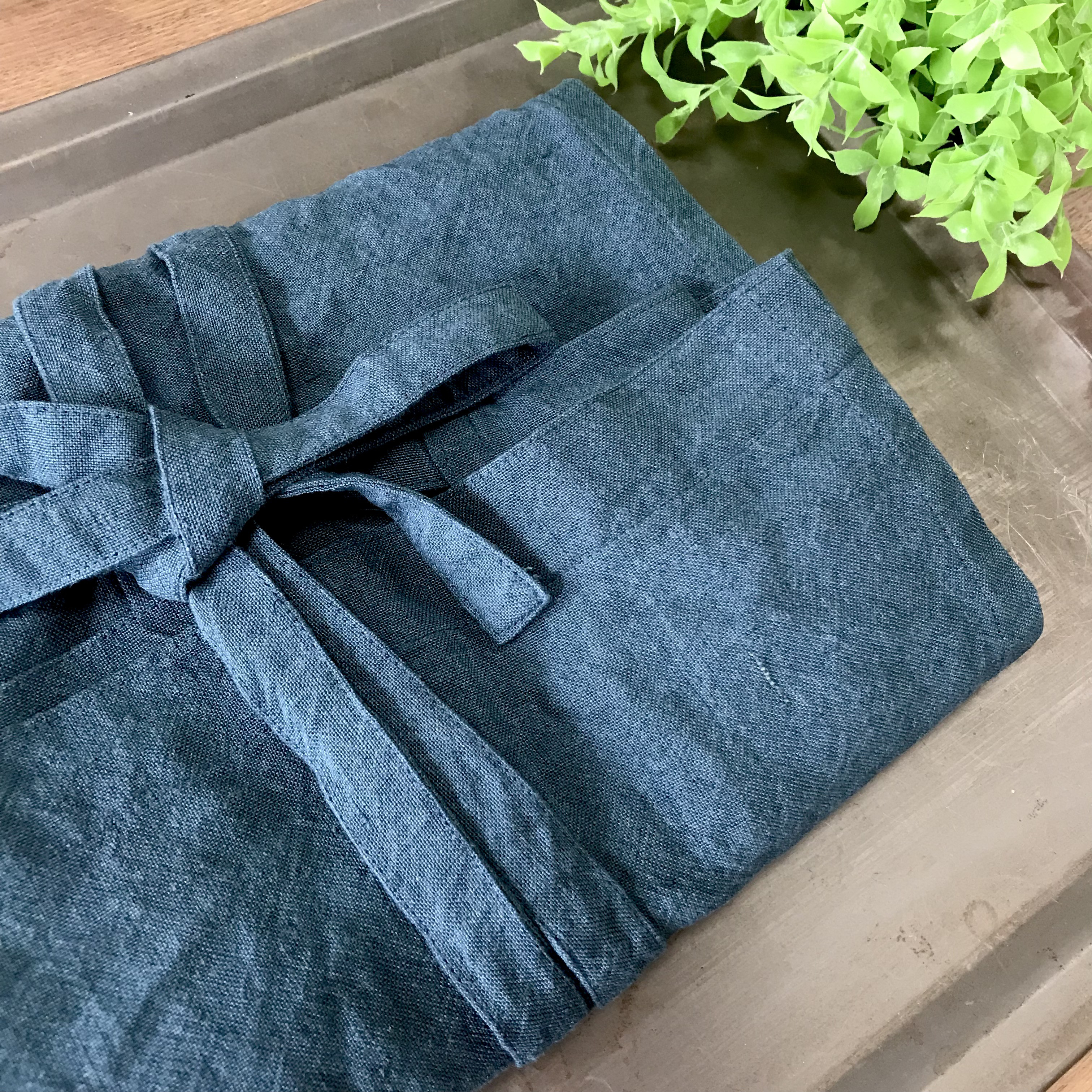 洗いこまれた自然な風合いのソムリエエプロン　ベルギーリネン　ブルーグリーン　２５番手