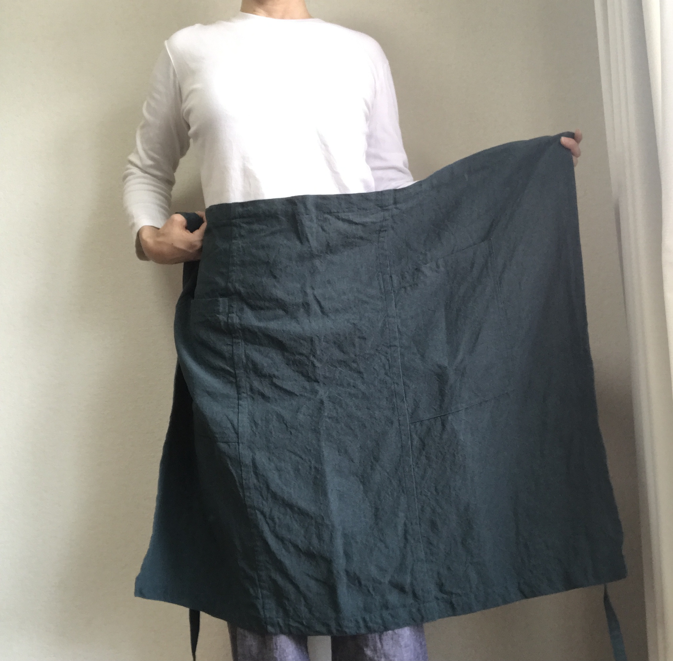 洗いこまれた自然な風合いのソムリエエプロン　ベルギーリネン　ブルーグリーン　２５番手