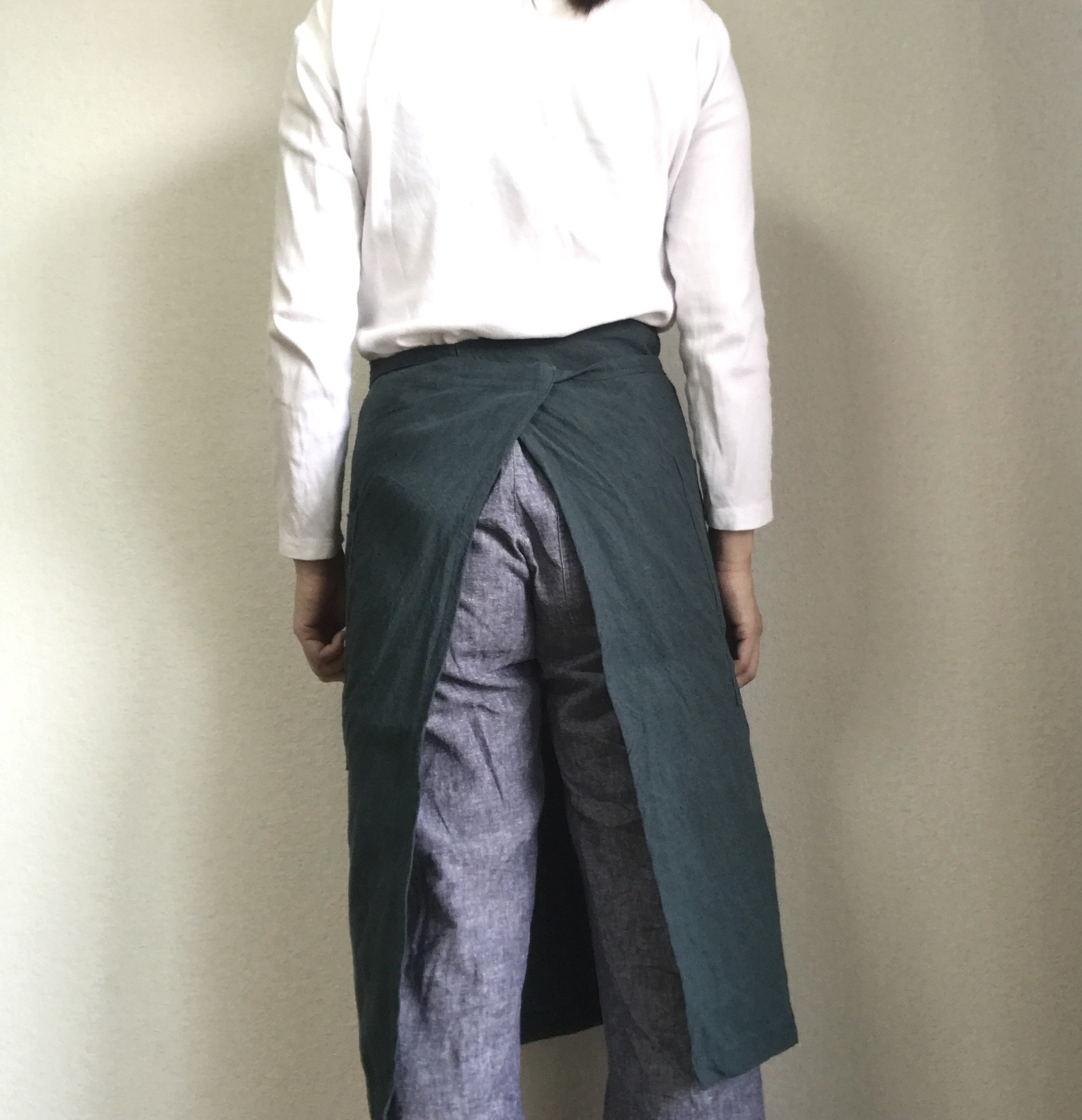 洗いこまれた自然な風合いのソムリエエプロン　ベルギーリネン　ブルーグリーン　２５番手