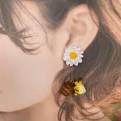 【すぐにお届け♡手染めのつまみ細工】マーガレットにHONEY BEEピアス 7枚目の画像