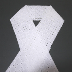01オフホワイト）綿レース・キャンブリック刺繍生地　半襟・半衿サイズのはぎれ 2枚目の画像