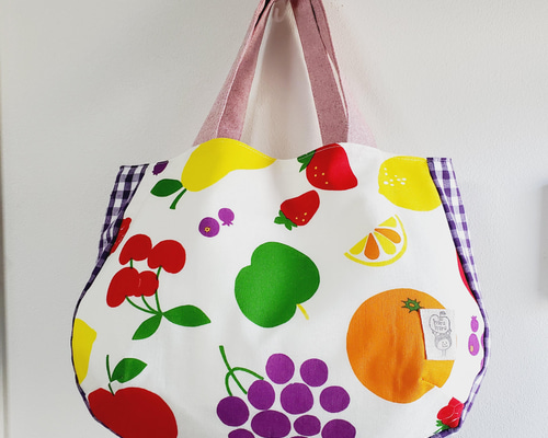 普段使いのマチたっぷりトートバッグ 北欧調フルーツ柄 トートバッグ