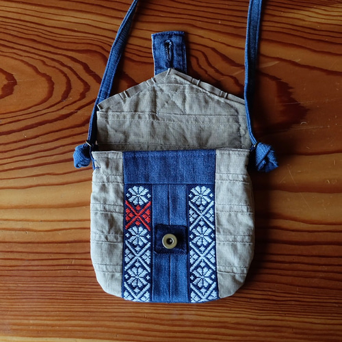 こぎん刺しのフリフリデニムリメイクミニサコッシュ【刺繍