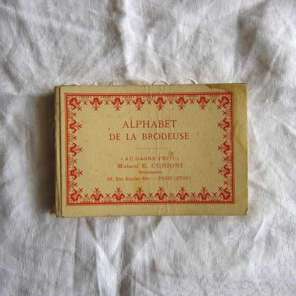 仏アンティーク刺繍図案集DMC *ALPHABETde la Brodeuseミニアルバム 1枚目の画像