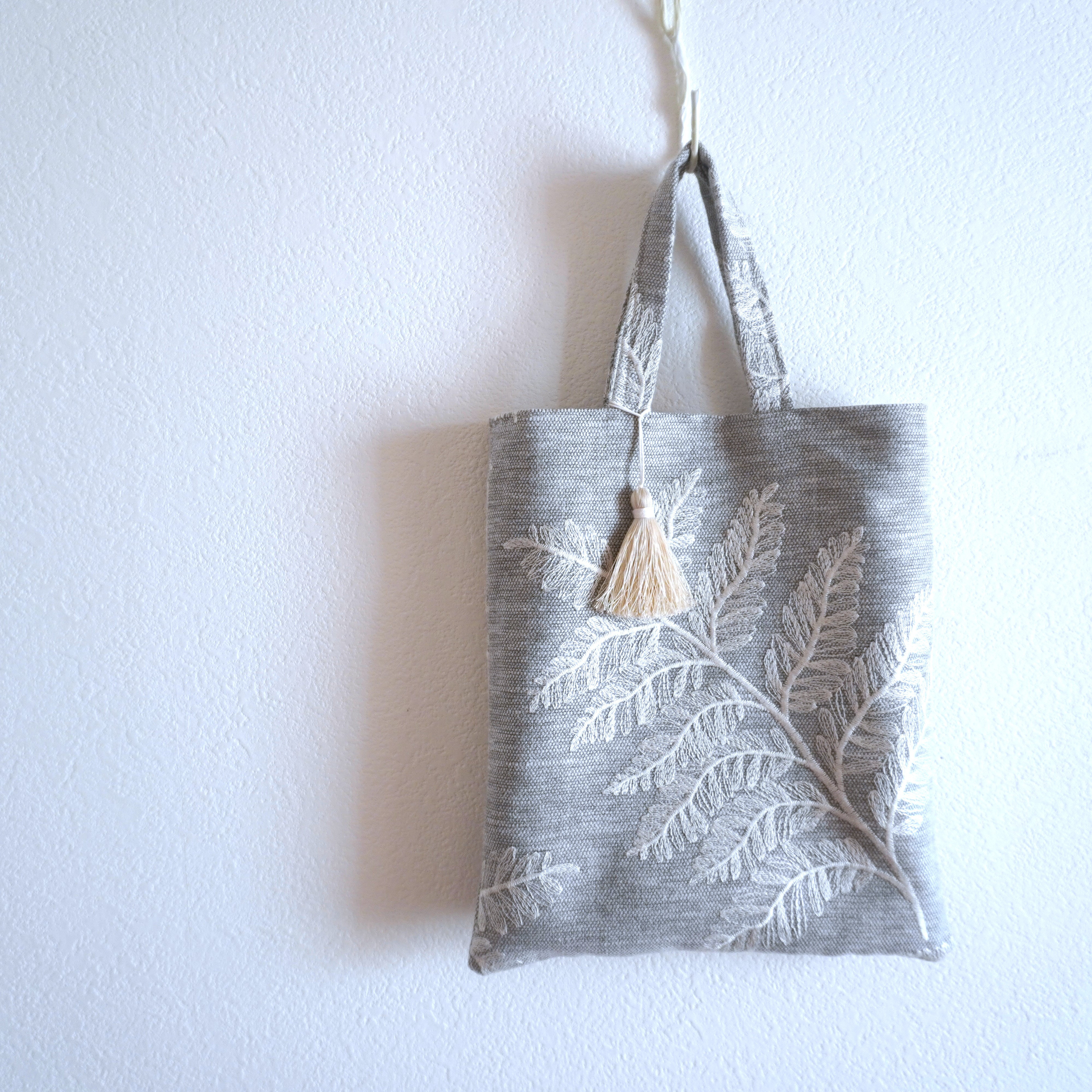 LOEWE トートバッグ チェック柄 刺繍入り 刺繍入り布小物】花柄 ミニトートバッグ クロスステッチ刺繍で