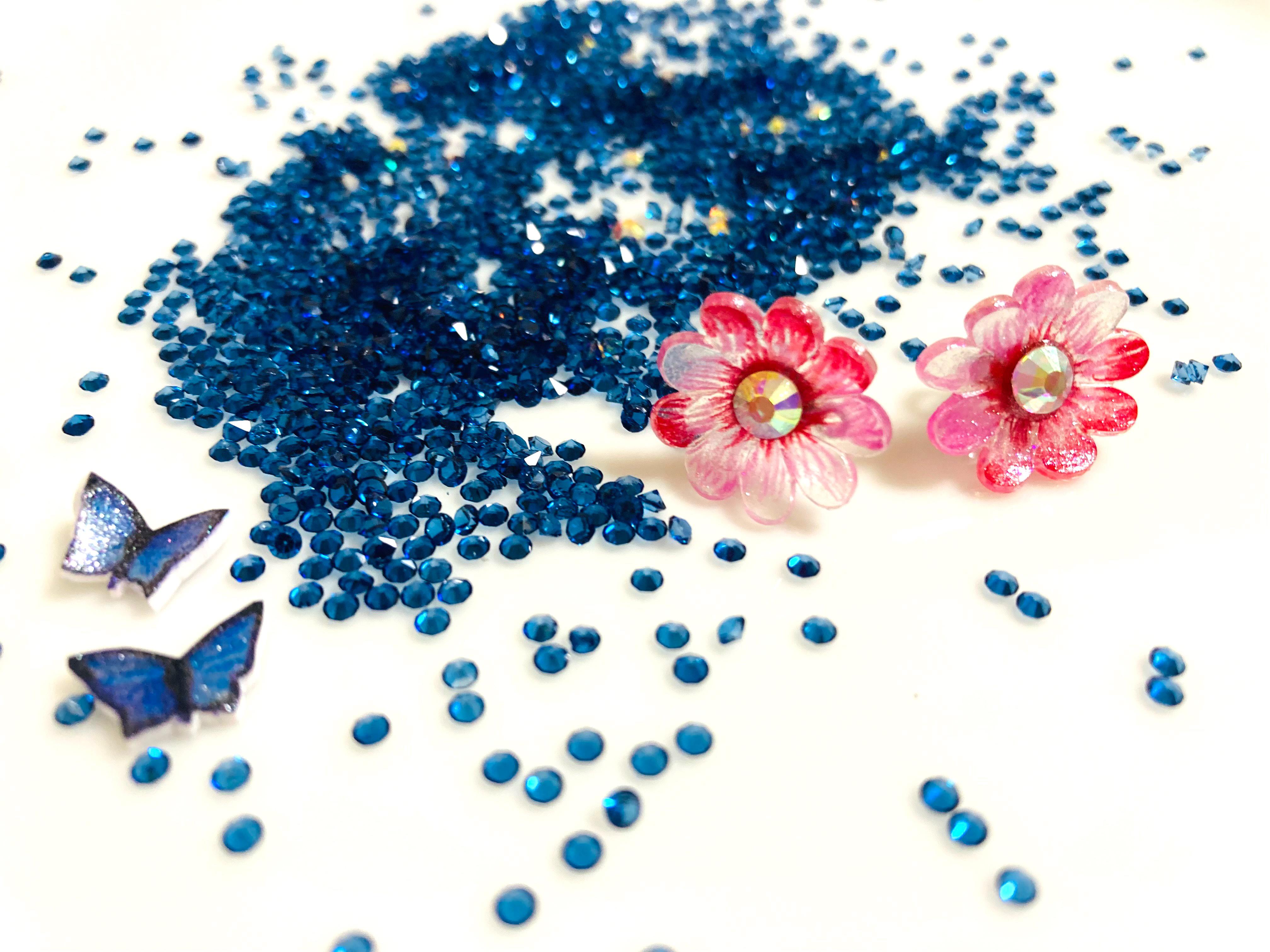 太陽が似合うピンクレッドのフラワーピアス