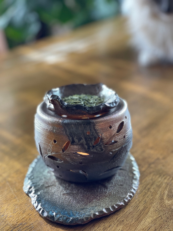 【再販】三日月と満月の灯りが揺れてお茶の香り漂う癒しの炭化焼き締め茶香炉　アロマポット　キャンドルホルダー 19枚目の画像