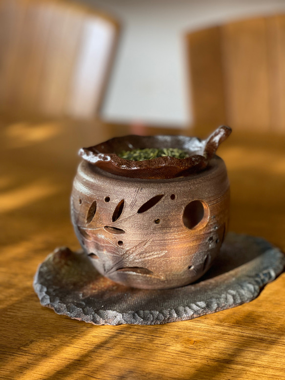 【再販】三日月と満月の灯りが揺れてお茶の香り漂う癒しの炭化焼き締め茶香炉　アロマポット　キャンドルホルダー 1枚目の画像