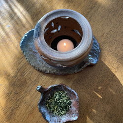 【再販】三日月と満月の灯りが揺れてお茶の香り漂う癒しの炭化焼き締め茶香炉　アロマポット　キャンドルホルダー 11枚目の画像