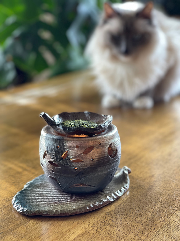 【再販】三日月と満月の灯りが揺れてお茶の香り漂う癒しの炭化焼き締め茶香炉　アロマポット　キャンドルホルダー 18枚目の画像