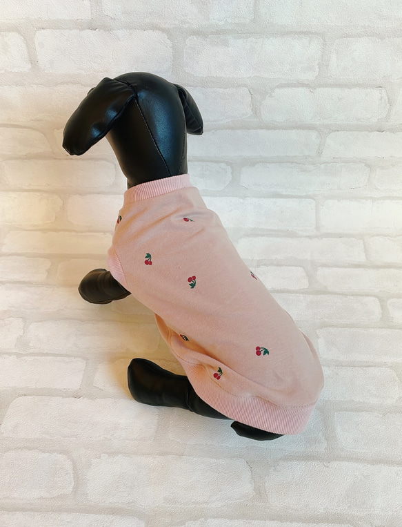 タンクトップ　ロングサイズ　くすみピンク　さくらんぼ柄　犬の服　ダックス　犬服　犬用タンク【受注製作品】 1枚目の画像