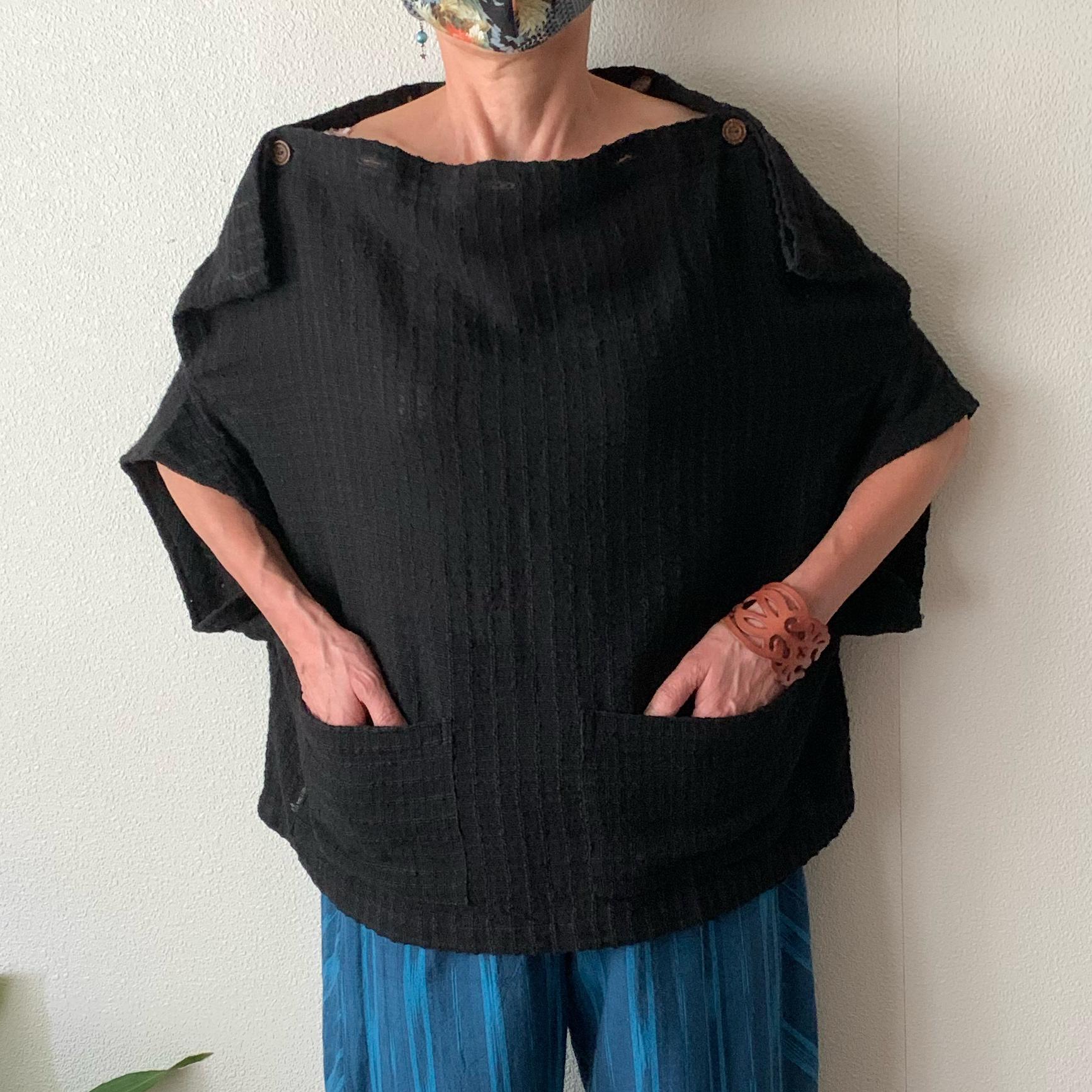 摩訶不思議！　トップ部分ずらりボタンブラウス　小柄で細身な方向け　黒無地 13,490円