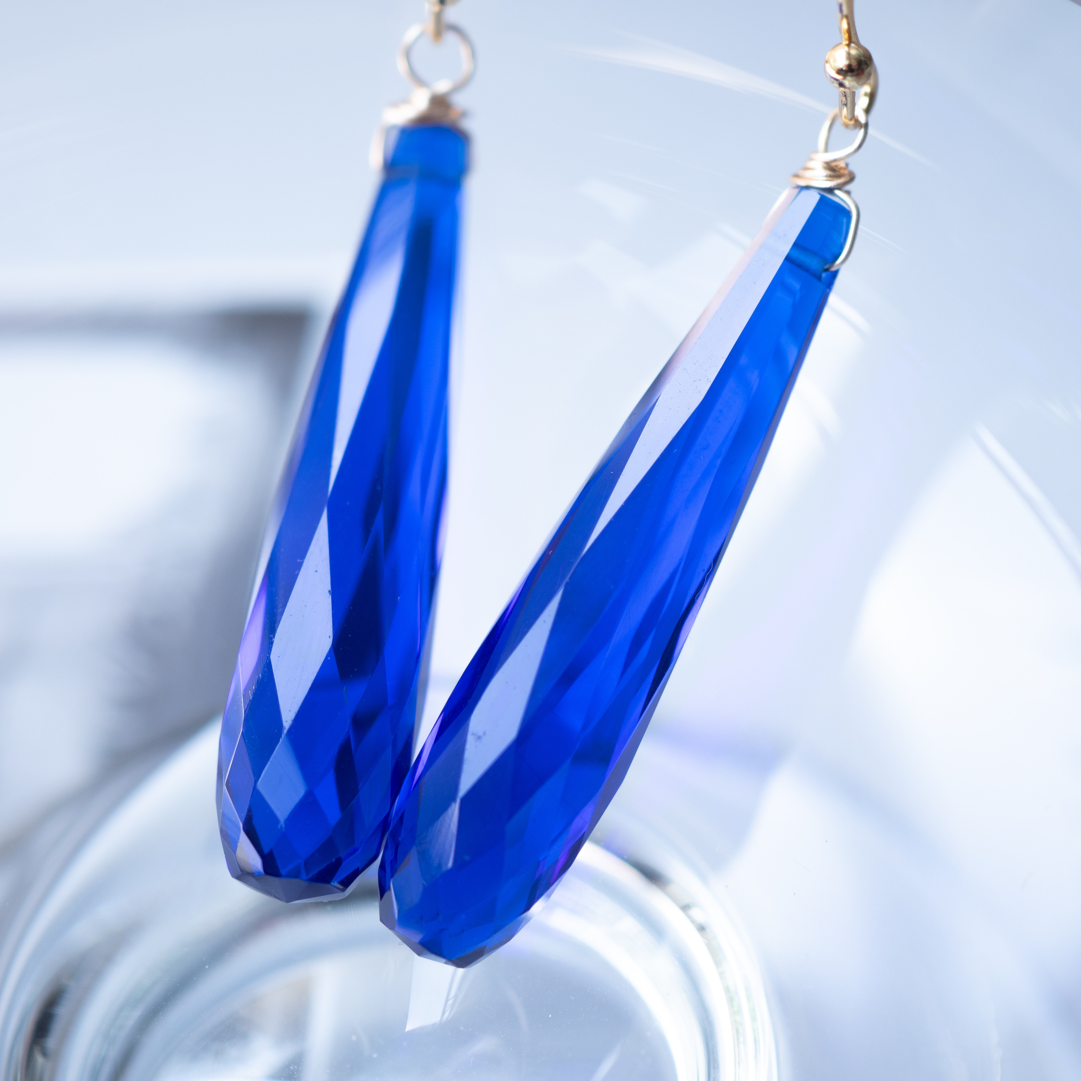 ⭐️特別⭐️新品未使用 k18 ブルークオーツピアス クロスの中で自由に揺れる ! ⭐️特別⭐️新品未使用 k18 ブルークオーツピアス クロスの中で