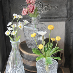 [花瓶3個セット]３種類のアンティーク風ガラスの一輪挿し造花アレンジ 5枚目の画像