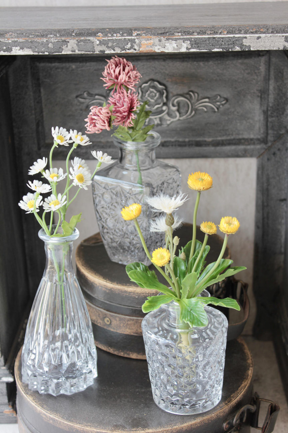 [花瓶3個セット]３種類のアンティーク風ガラスの一輪挿し造花アレンジ 5枚目の画像