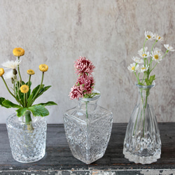 [花瓶3個セット]３種類のアンティーク風ガラスの一輪挿し造花アレンジ 4枚目の画像