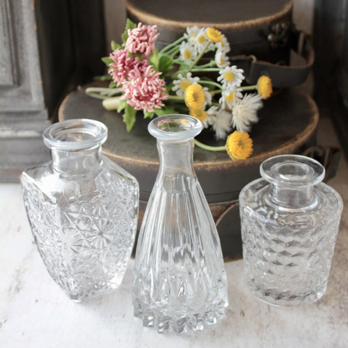 ユニーク な形状のガラス製 花瓶 花器 サンドアート ②です。