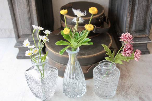 [花瓶3個セット]３種類のアンティーク風ガラスの一輪挿し造花アレンジ 10枚目の画像