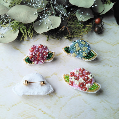 母の日にも◎ ビーズ刺繍ブローチ あじさい（ホワイト