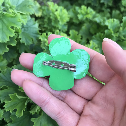 てんとう虫と四つ葉のクローバーのブローチ ブローチ green-code