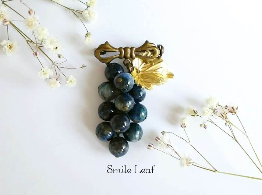 カイヤナイトの葡萄ブローチ