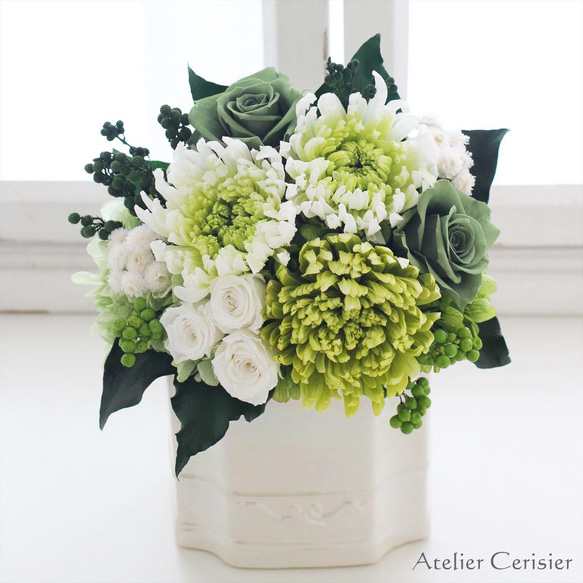 【特割】プリザーブドフラワー＜エクラン Ｌサイズ＞グリーン 菊 ローズ バラ【仏花 お供え花】 1枚目の画像