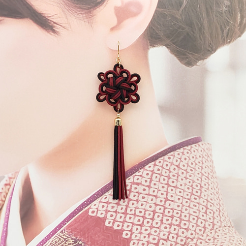 受注制作】八重菊結びのタッセルピアス・イヤリング（エンジ×黒